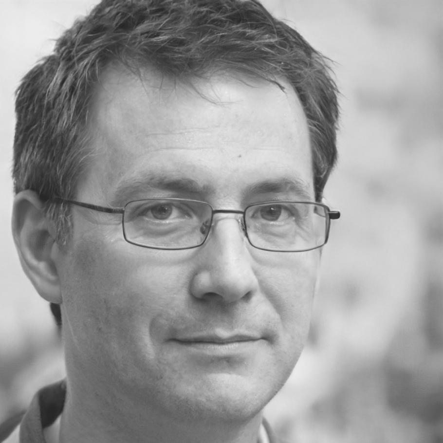 Portrait de Marc Dubois, expert en analyse financière